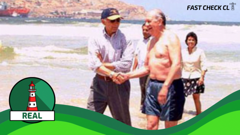 Lee más sobre el artículo (Imagen) La actual presidenta del Senado, Yasna Provoste, acompañó en 2003 al expresidente, Ricardo Lagos, a bañarse en la playa de Chañaral como señal de que la costa ya no estaba contaminada: #Real