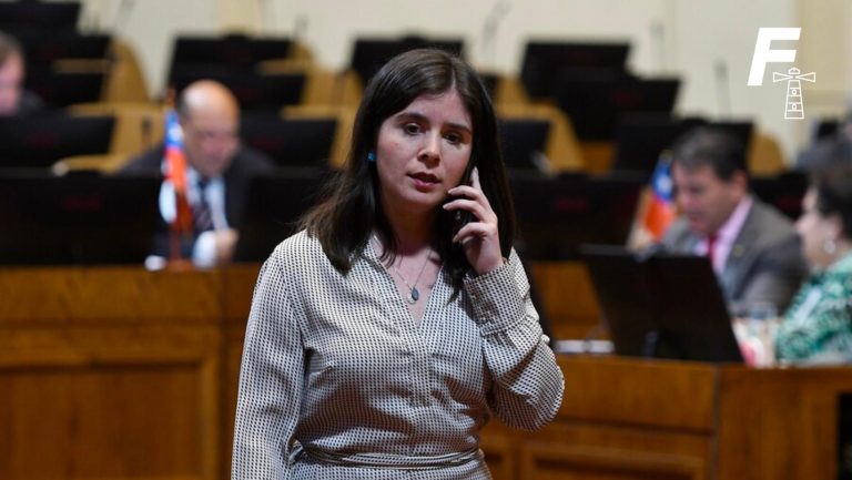 Lee más sobre el artículo “No hay problema”: Presidente de la Cámara informa que no tomarán acciones en contra de Barchiesi por matrimonio durante incendios