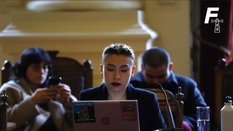 Lee más sobre el artículo Convergencia Social suspende la militancia de Yasna Tapia, concejala acusada de vender entradas de cortesía a Fantasilandia
