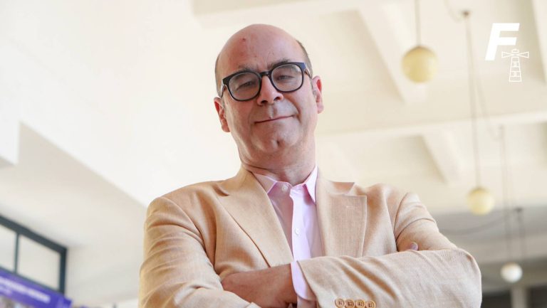Lee más sobre el artículo Fernando Atria: “Si el Frente Amplio no logra sacudirse de esa definición generacional, no va a ser el partido de la izquierda chilena para el futuro”