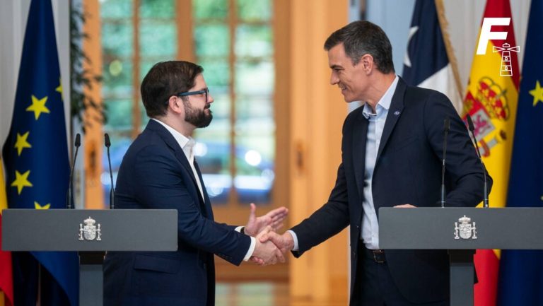 Lee más sobre el artículo Pedro Sánchez es recibido por el Presidente Boric en La Moneda