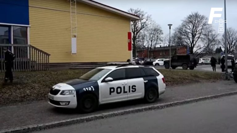 Lee más sobre el artículo Conmoción en Finlandia: Niño de 12 años causa muerte de un compañero y deja a dos heridos luego de tiroteo en escuela 