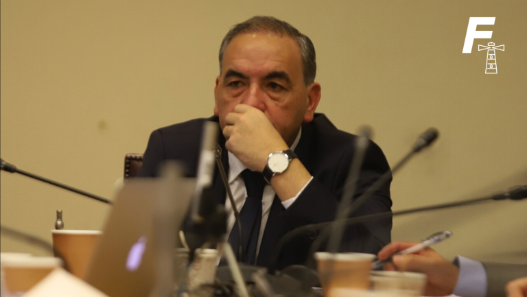 Lee más sobre el artículo Fidel Espinoza acusa “falta de respaldo y silencio” por parte del PS y evalúa dejar el partido 