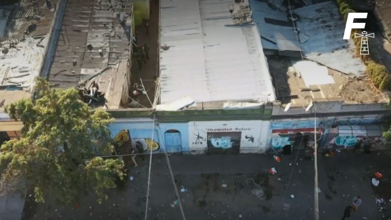 Lee más sobre el artículo Desde drogas hasta criadero de gallos de pelea: lo que dejó el desalojo de Casas Tomadas en Barrio Franklin 