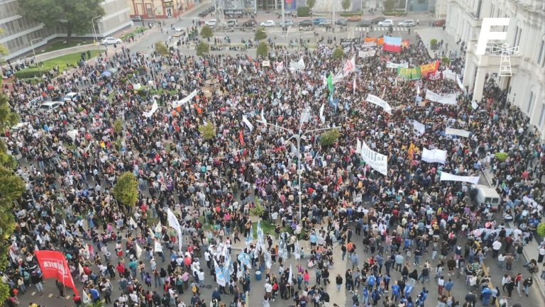Lee más sobre el artículo ¿Qué medidas desencadenaron las masivas marchas por la educación en Argentina? 