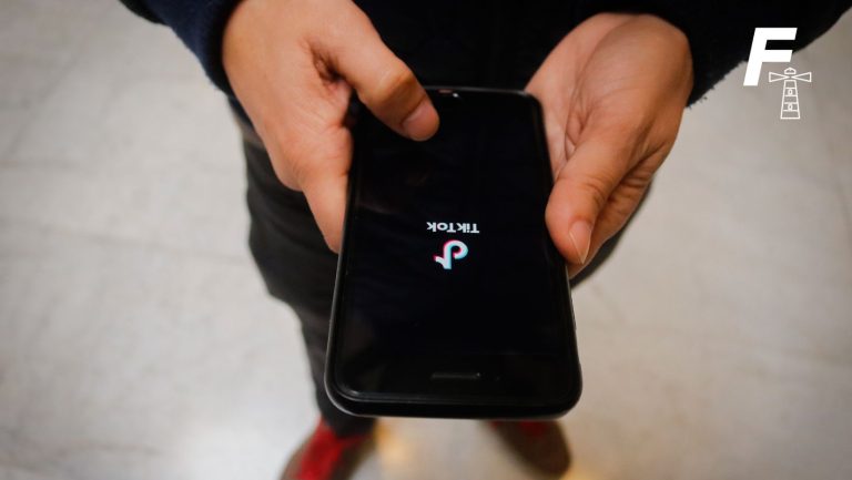Lee más sobre el artículo EE.UU exigirá que TikTok se separe de su empresa matriz china o sufrirá una prohibición total en el país 