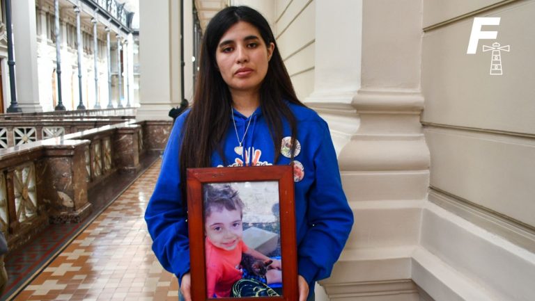 Lee más sobre el artículo El nuevo drama de la madre de Tomás Bravo: denuncia que un abogado le pasó fotos de su hijo muerto a una supuesta médium
