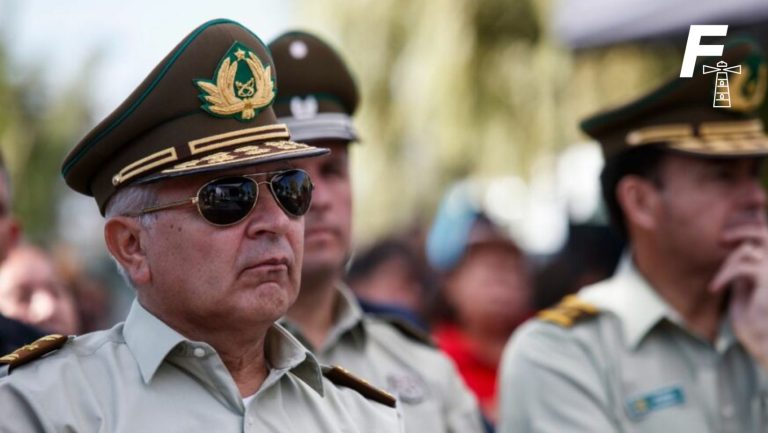 Lee más sobre el artículo Las razones por las cuales la audiencia de formalización al general Yáñez fue aplazada para octubre 
