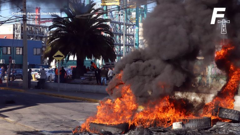 Lee más sobre el artículo ¿Qué pasa con los portuarios?: con barricadas empieza el paro nacional y acusan incumplimientos del Presidente Boric