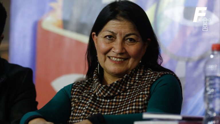 Lee más sobre el artículo Revelaciones tras fallo judicial: antecedentes académicos de Elisa Loncón en la Usach desatan controversia sobre su año sabático remunerado