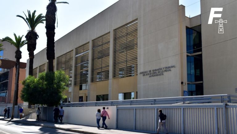 Lee más sobre el artículo Mujer enfrenta prisión preventiva por parricidio de su hija de 3 años en Antofagasta: la habría golpeado y causado quemaduras