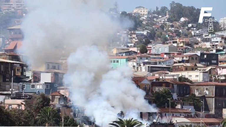 Lee más sobre el artículo Incendio en Cerro Polanco de Valparaíso genera respuesta urgente de bomberos y autoridades locales 