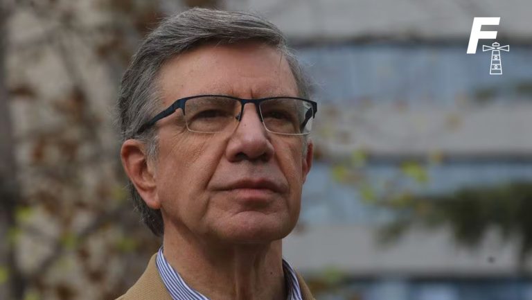 Lee más sobre el artículo Joaquín Lavín reaparece para justificar controversias: defendió horas extras en Las Condes y aseguró que compra de peluches en Maipú “no es fraude al fisco” 