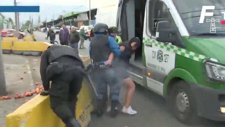 Lee más sobre el artículo Mientras estaba detenida: Mujer le saca el arma a guardia y dispara en pleno operativo en Lo Valledor