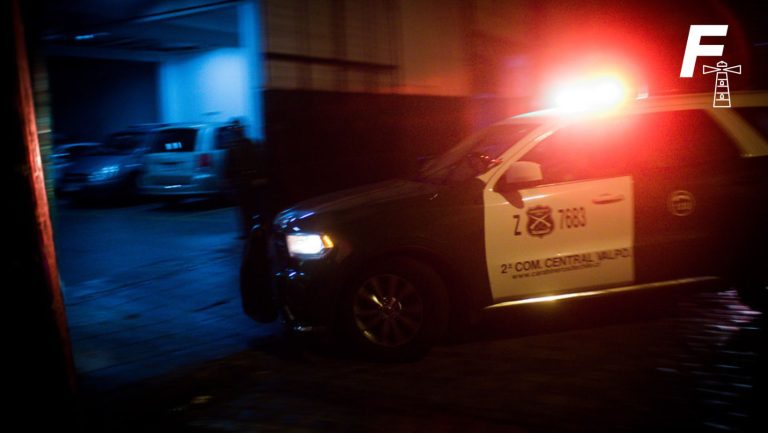 Lee más sobre el artículo Sujetos incendian vehículo en comisaría de Maipú: investigan posibles intentos de eliminar evidencia 