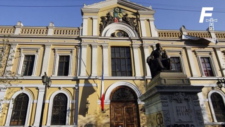 Lee más sobre el artículo Fallo de la Corte Suprema: Universidad de Chile deberá otorgar título a estudiante con deuda de $40 millones 