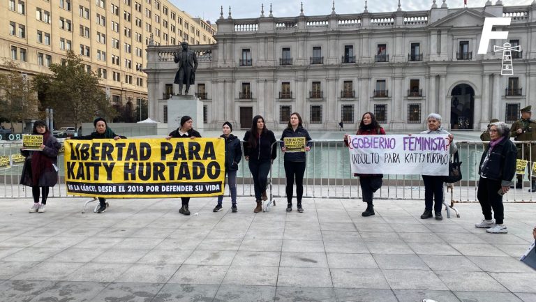 Lee más sobre el artículo Caso Katty Hurtado: Manifestantes se encadenan frente a La Moneda y piden indulto para mujer que mató a su expareja en defensa propia 