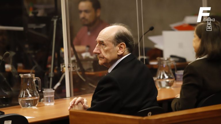Lee más sobre el artículo Ex general Fuente-Alba es acusado de malversar $2.900 millones para financiar un estilo de vida de lujo