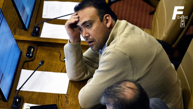 Lee más sobre el artículo ¿Encuentro cercano del tercer tipo?: La historia del senador Bianchi donde asegura haber sido abducido por extraterrestres