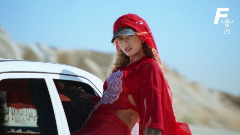 Lee más sobre el artículo ¿Quién es Elyanna? la cantante chilena-palestina que la rompe en YouTube