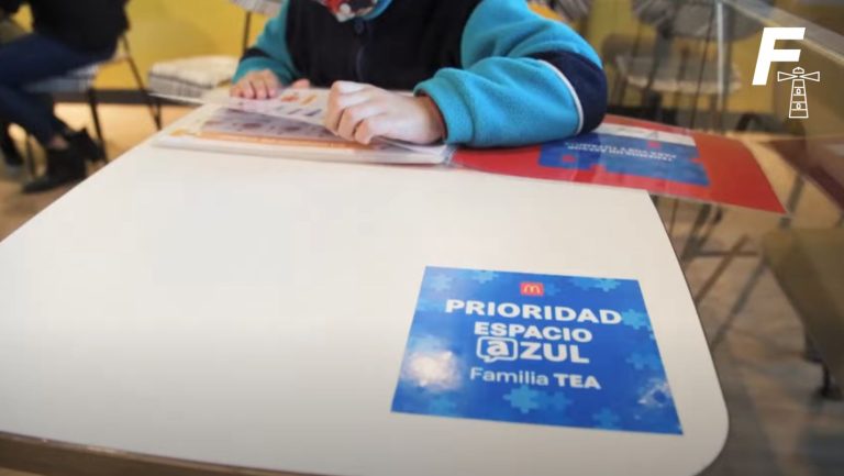 Lee más sobre el artículo ¿Discriminación en McDonald’s? Sernac investiga denuncia de discriminación hacia niña autista