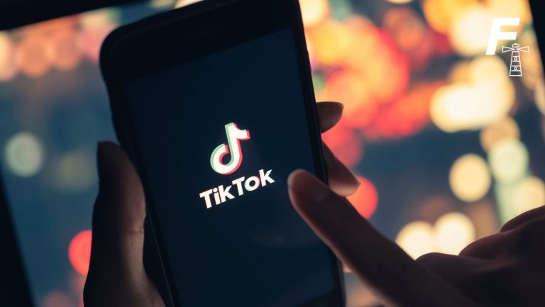 Lee más sobre el artículo ¿Puede TikTok sobrevivir en EE.UU.? Ocho creadores demandan al gobierno por la nueva ley que busca prohibir la red social