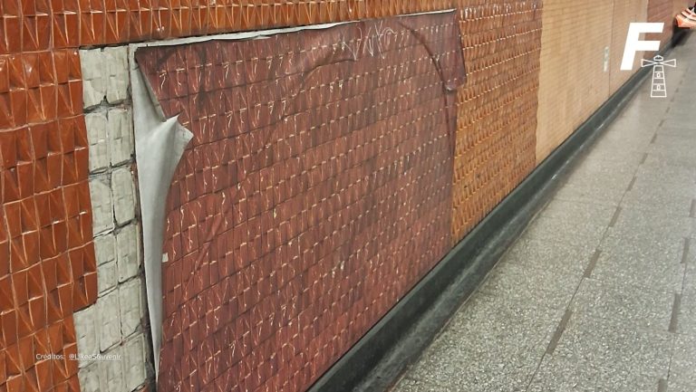 Lee más sobre el artículo Metro anuncia soluciones tras críticas por uso de láminas adhesivas para reemplazar baldosas patrimoniales