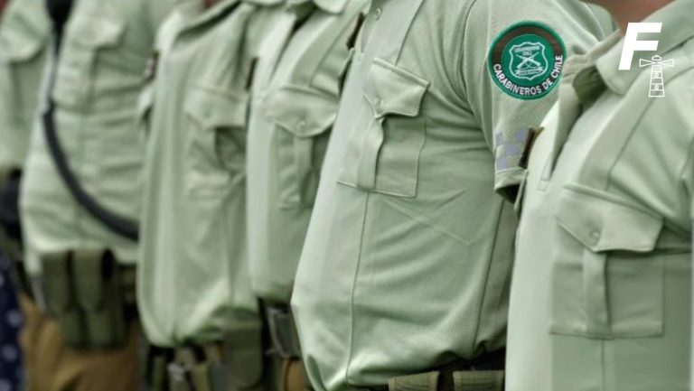 Lee más sobre el artículo Escándalo en Carabineros: al menos trece oficiales fueron detenidos por corrupción, hurto, cohecho y vínculos con delincuentes en Meiggs