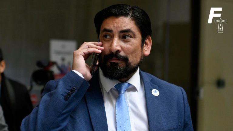 Lee más sobre el artículo Conflicto familiar: exesposa del diputado Rubén Oyarzo lo acusa de robo y cambio de cerradura de su casa