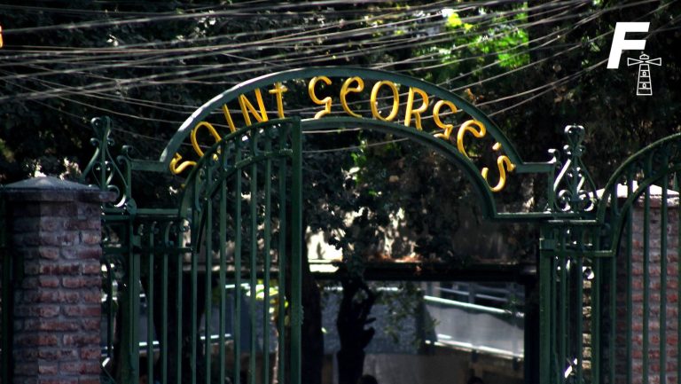 Lee más sobre el artículo Alumnos crearon imágenes de sus compañeras desnudas con I.A: Colegio Saint George enfrenta demanda por parte de apoderados