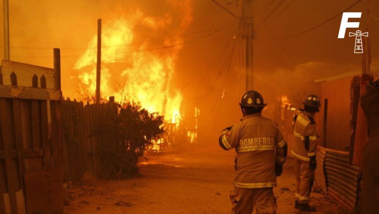Lee más sobre el artículo Motivados por horas extras: ¿Qué se sabe sobre los acusados de iniciar el mega incendio en Viña del Mar?