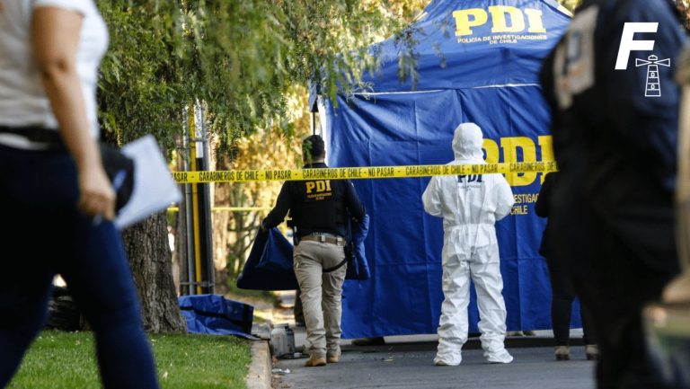 Lee más sobre el artículo Mujer de 35 años es asesinada a tiros en su hogar en La Pintana: hija adolescente presenció el crimen