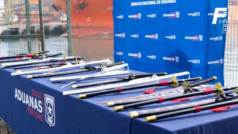 Lee más sobre el artículo Aduanas decomisa 360 Katanas ilegales en San Antonio: empresa involucrada enfrenta acusación de contrabando
