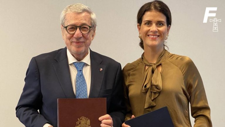 Lee más sobre el artículo A Islandia los pasajes: Canciller Van Klaveren firma acuerdo de Working Holiday entre Chile y el país europeo