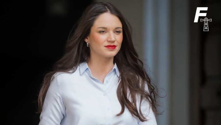 Lee más sobre el artículo De La Moneda al aula: Irina Karamanos realizará seminario sobre la discriminación