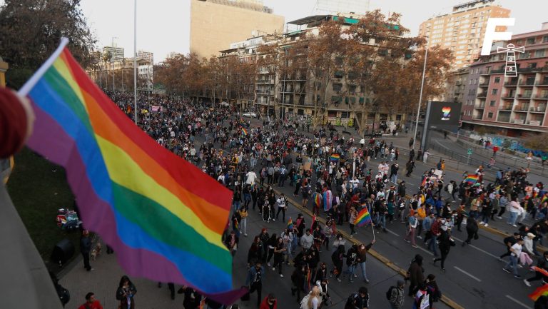 Lee más sobre el artículo Se han registrado más de 5 mil matrimonios igualitarios en Chile desde que entró en vigencia la ley