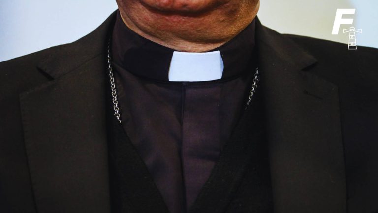 Lee más sobre el artículo “Una vez dentro de la casa, nos esperaba siempre un sacerdote”: hijo acusa a su padre de permitir abuso por parte de agente eclesial