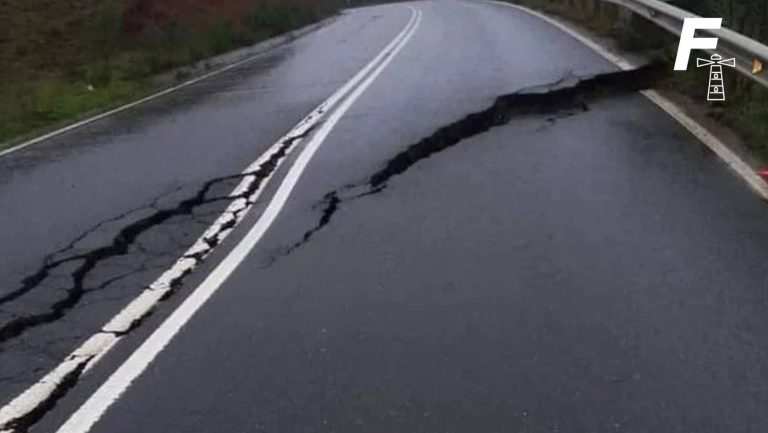 Lee más sobre el artículo Por sistema frontal: camino de Curanilahue colapsa debido a enorme grieta en la ruta