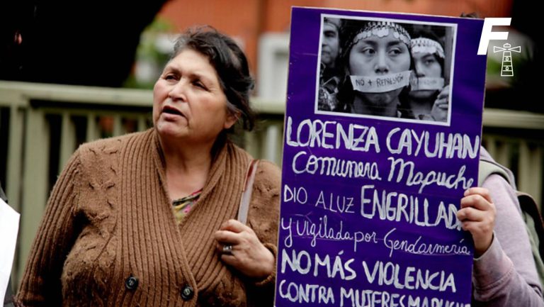 Lee más sobre el artículo Justicia determina que fisco deberá pagar $100 millones a Lorenza Cayahuan: fue obligada a parir engrillada