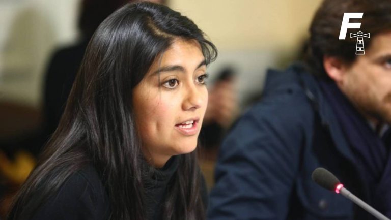Lee más sobre el artículo Diputada Camila Rojas denuncia que dos diputados republicanos impidieron que su hija de dos años entrara a la sala