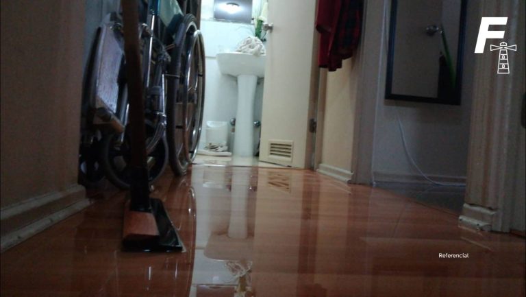 Lee más sobre el artículo Lleva dos meses sin habitarlo: abogado compró departamento en La Dehesa por $300 millones y se inundó debido a las lluvias