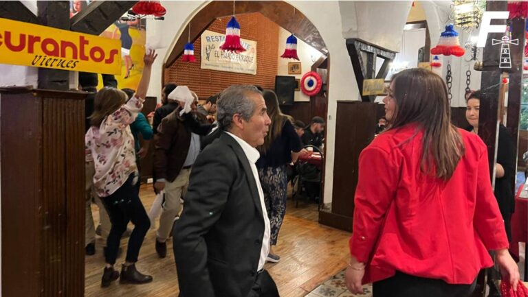 Lee más sobre el artículo Pasión por la cueca: un zapateo por el Huaso Enrique y Bar Victoria