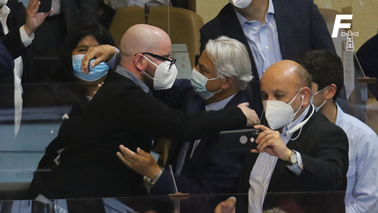 Lee más sobre el artículo ¡Te acuso constitucionalmente! De mecanismo de control a arma política: la evolución de la Acusación Constitucional