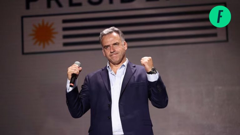 Lee más sobre el artículo ¿Quién es Yamandú Orsi? El frenteamplista que logró quedarse con la presidencia en Uruguay y que admira a Boric
