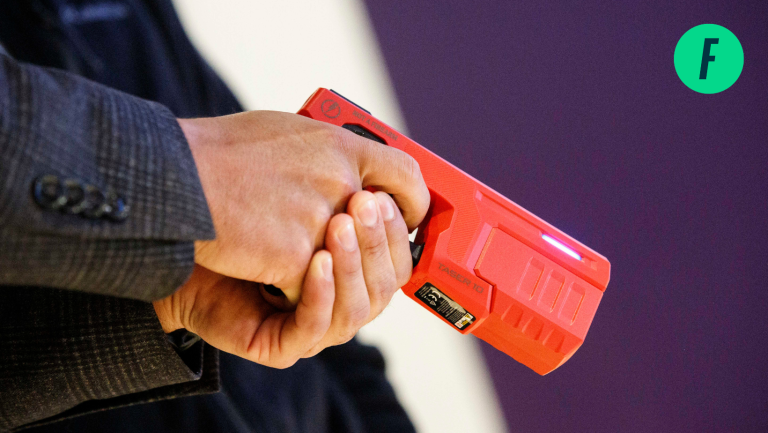 Lee más sobre el artículo Las dispares visiones sobre la implementación de taser en Carabineros: organizaciones de DD.HH critican la medida y alcaldes opositores piden ampliar su uso