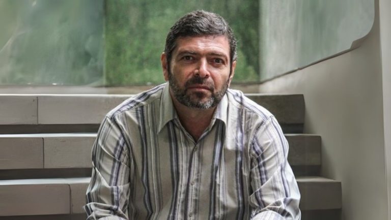 Lee más sobre el artículo ¿Quién es Carlos Ruiz Encina?: el ideólogo del Frente Amplio que vuelve a dar clases en la U. de Chile tras acusación de violencia intrafamiliar