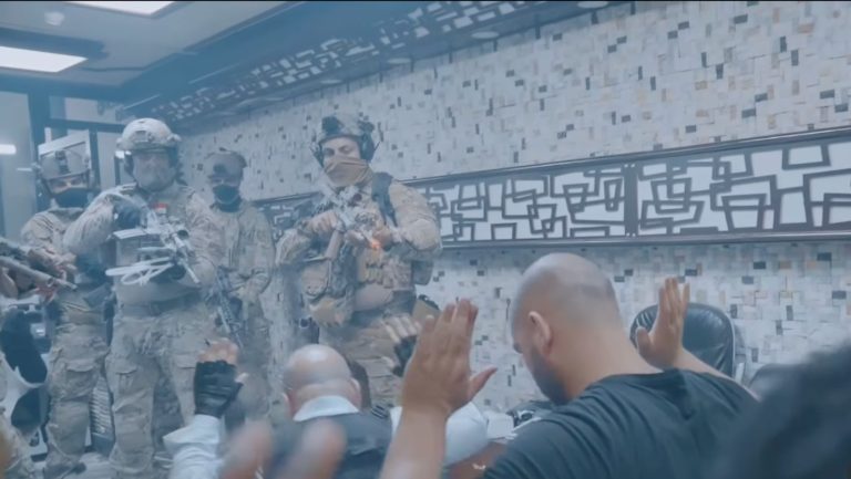 Lee más sobre el artículo Este video no muestra a la inteligencia iraní capturando agentes del Mossad y la CIA: se trata de una propaganda de Irak
