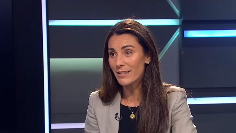 Lee más sobre el artículo Proyecto ‘Escuelas Protegidas’ sí permite la revisión de vestimenta de estudiantes, contrario a lo que afirmó la ministra María Paz Arzola
